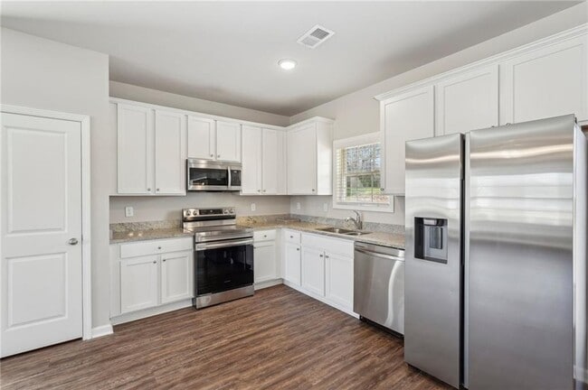 Building Photo - 516 College Dr