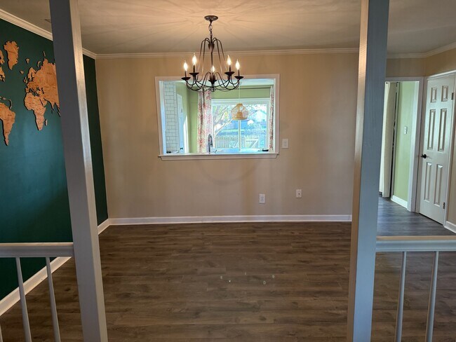 Building Photo - 713 Goodard Dr