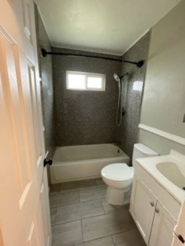 Bath 2 - 23530 Dolores St