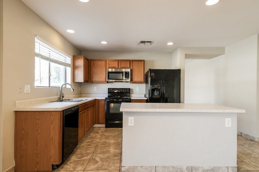 Building Photo - 2768 W San Carlos Ln