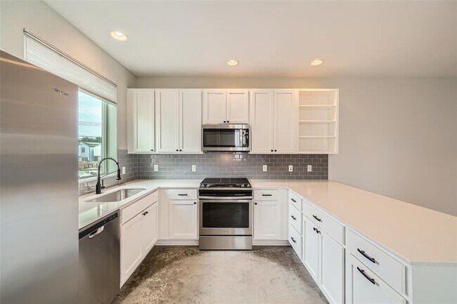 Building Photo - 801 N Bluff Dr