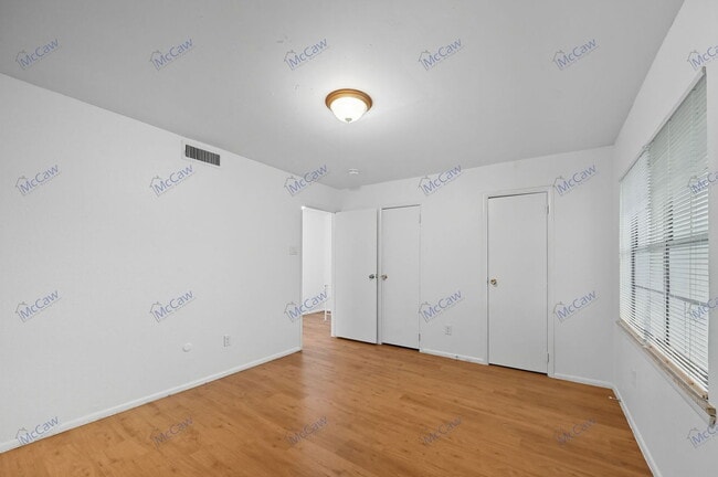 Building Photo - 616 Moore St