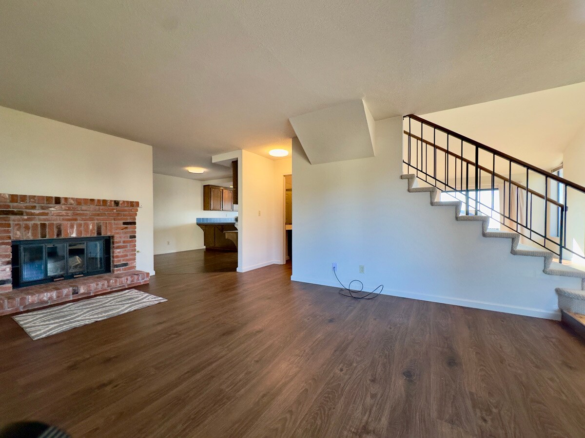 Building Photo - 2221 Pinehurst Way