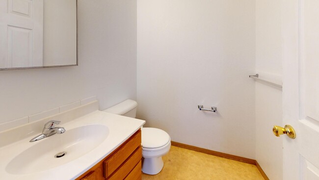 Building Photo - 5 bedrooms, 2.5 bathrooms House