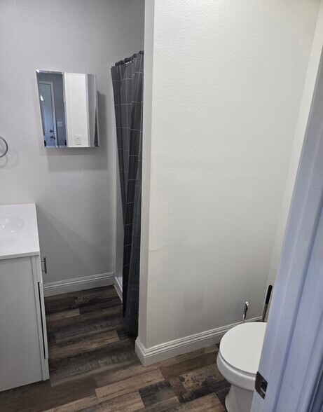 Building Photo - 648 E La Deney Dr