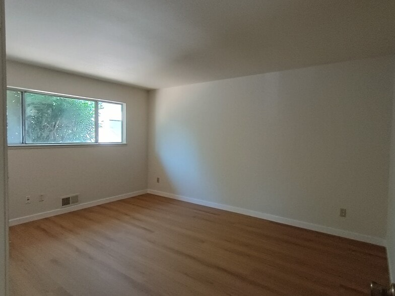Master Bedroom - 360 Richfield Dr