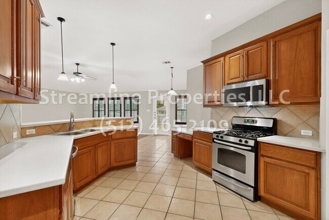 Building Photo - Spacious 4 Bedroom, 2 Bath - Open Layout!