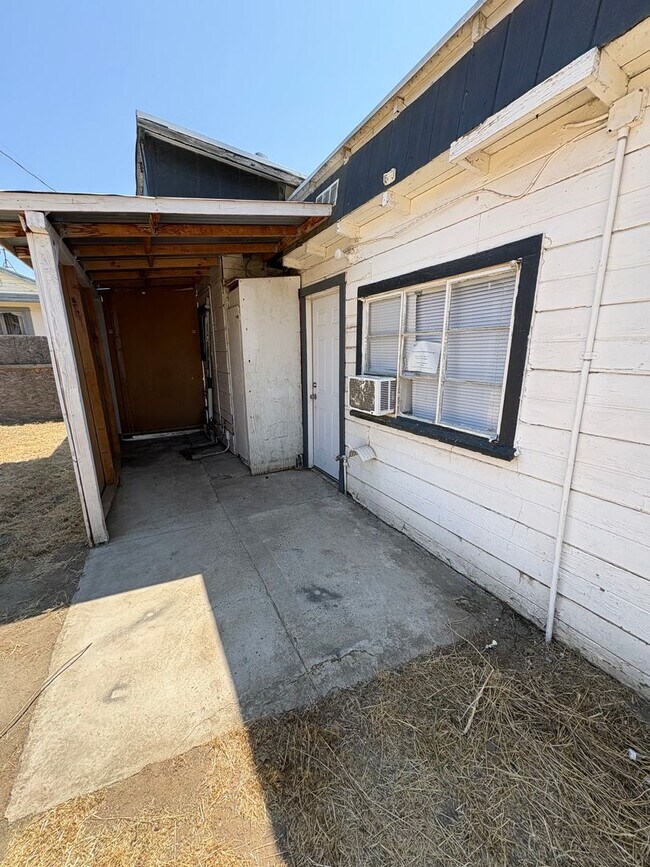 Building Photo - Dinuba country Home Rent Ready !