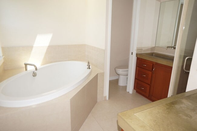 Building Photo - Stunning SW Portland (Arranmore) 4-bedroom...