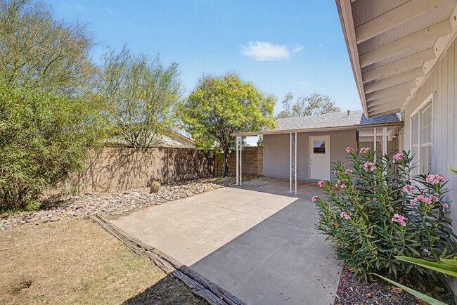 Building Photo - 2822 E Willow Ave