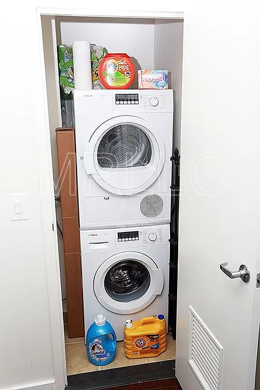 Building Photo - 1215  Broadway