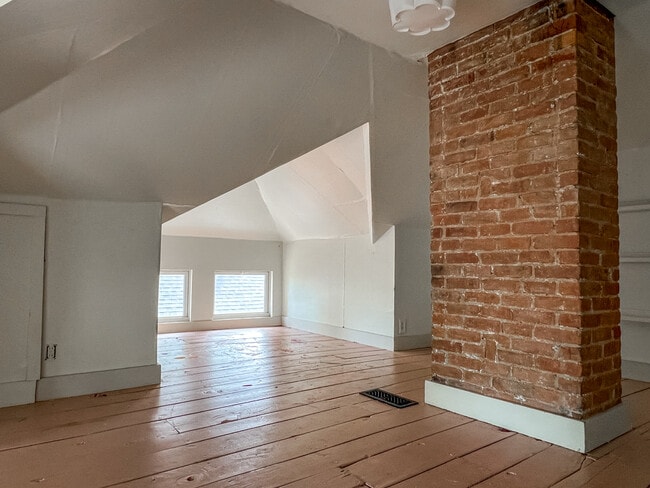 Building Photo - 118 E Park St