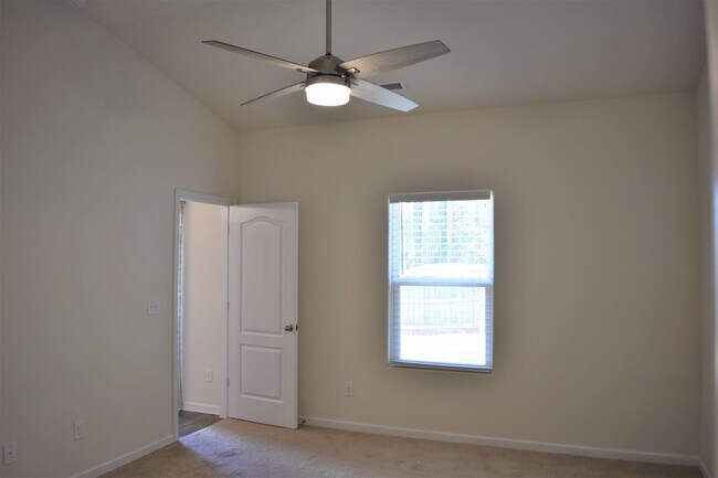 Building Photo - Beautiful Ranch Home - FENCED Yard - 2 car garage