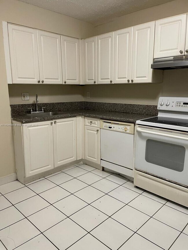 Building Photo - 5100 SW 41st St