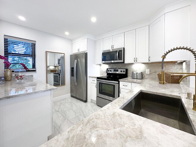 Building Photo - 4800 Bayview Dr