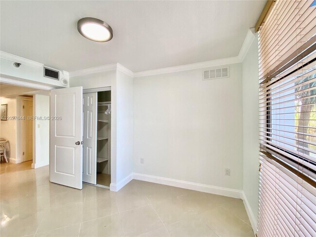 Building Photo - 20505 E Country Club Dr