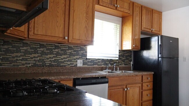 Building Photo - 2 bedrooms 2 full bathrooms duplex in El Cajon City.