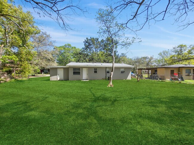 Building Photo - Beautiful Renovated Single Family |  3 BR/1BA | 1-Car Covered Parking | Gated backyard