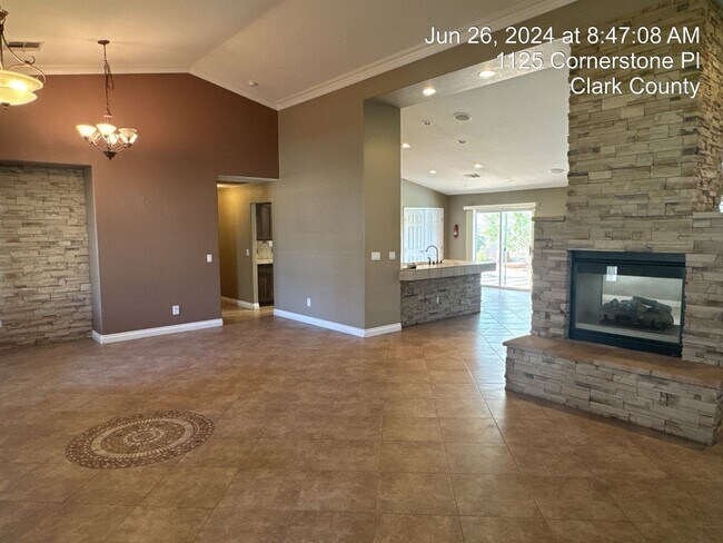 Building Photo - Beautiful Single Story with Pool in Eldora...