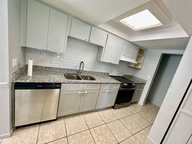 Building Photo - Large 2 bedroom condo on the first floor