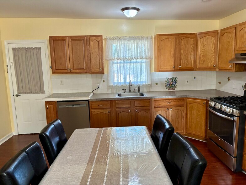 Building Photo - 42 Primrose St