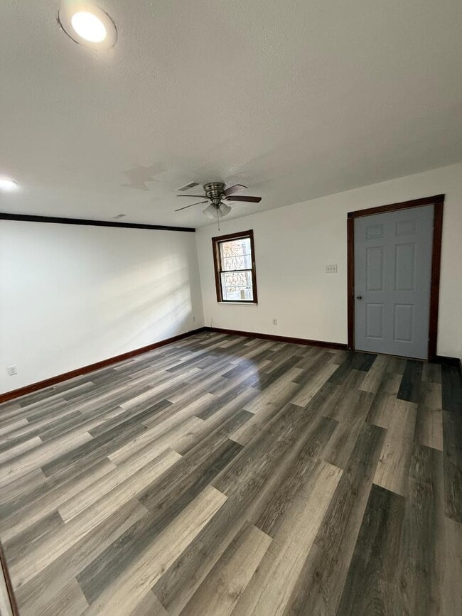 Building Photo - 2305 Southridge Dr