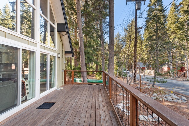 Building Photo - 319 Pine St