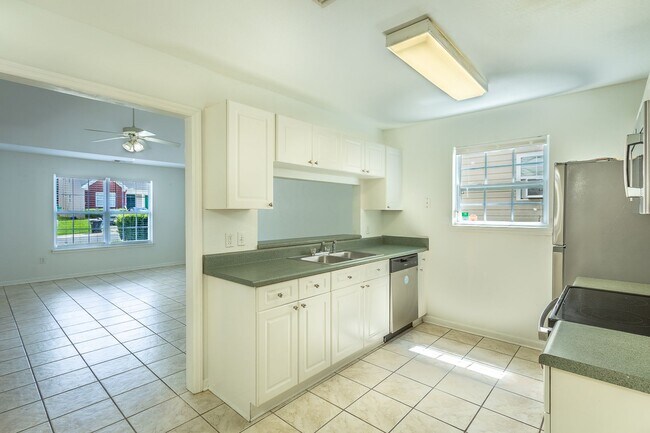 Building Photo - 3 Bedroom 3 Bath Townhouse