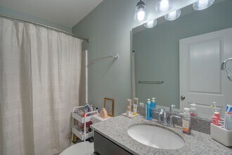Building Photo - Spacious 4-Bedroom, 3-Story Townhome for Students - FURNISHED