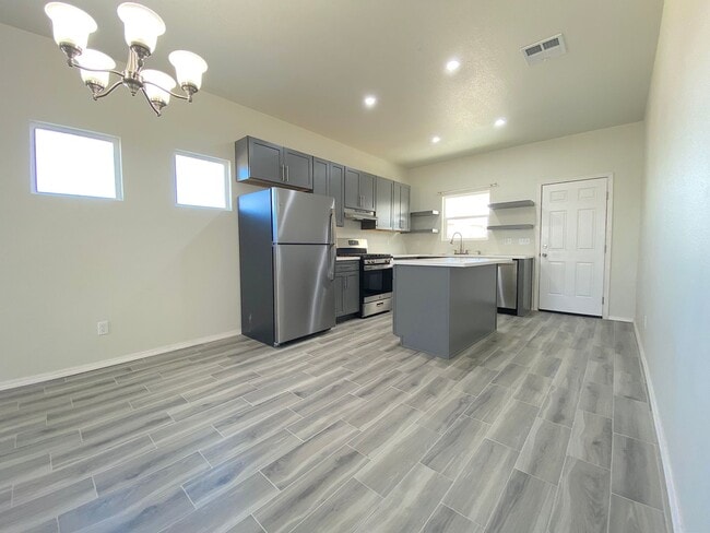 Building Photo - 8702 De Alva Dr