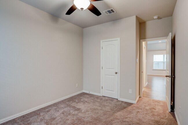 Building Photo - Warm & Inviting 4 Bedroom, 2 Bath House for Rent