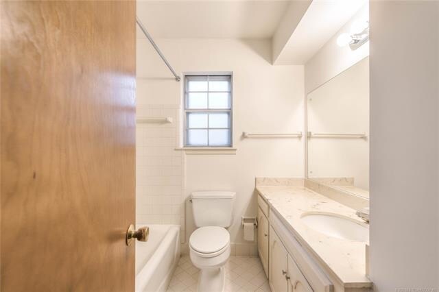Building Photo - 2531 E Skelly Dr