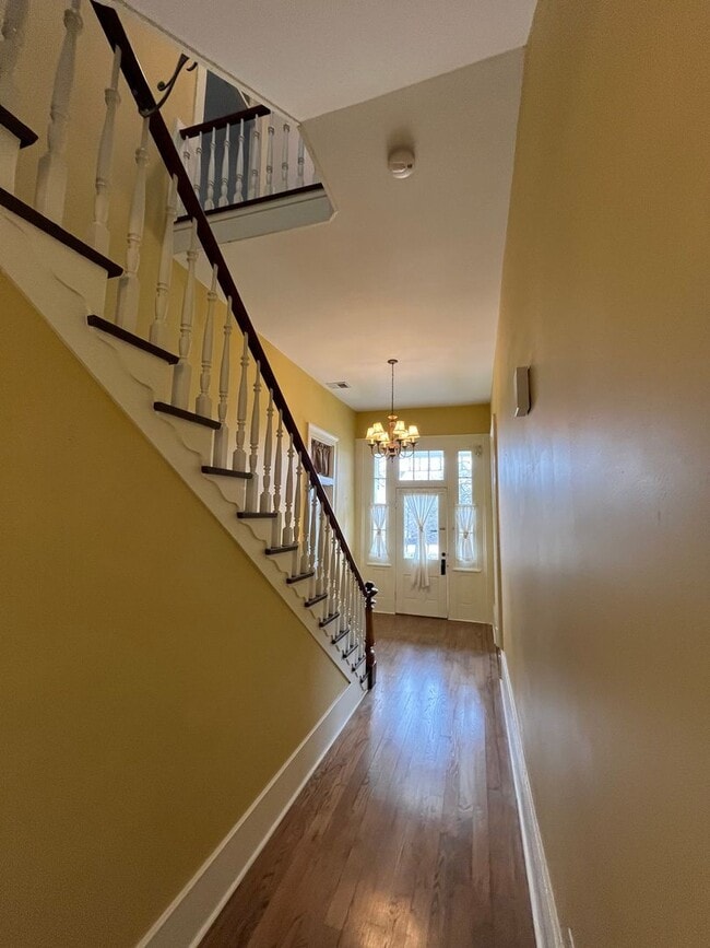 Building Photo - Premium location!  Downtown 3BR 2.5BA with 2 car garage