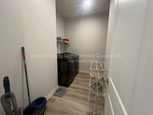 Building Photo - 7111 Wayfarer Dr