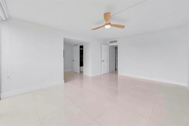 Building Photo - 9240 Fontainebleau Blvd
