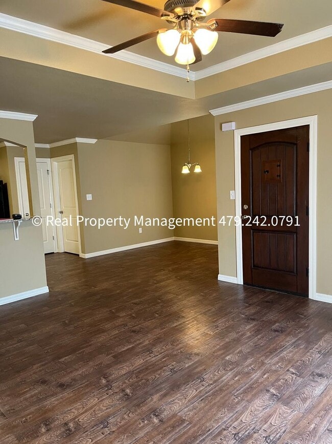 Building Photo - Very Nice 3B/2B Duplex Available NOW!
