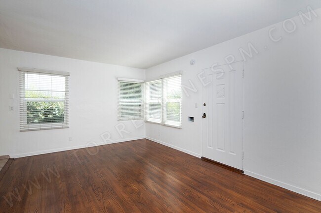 Building Photo - *OPEN HOUSE: 8/30 10-11AM* Cottage in Paci...