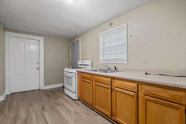 Building Photo - 1357 Park St