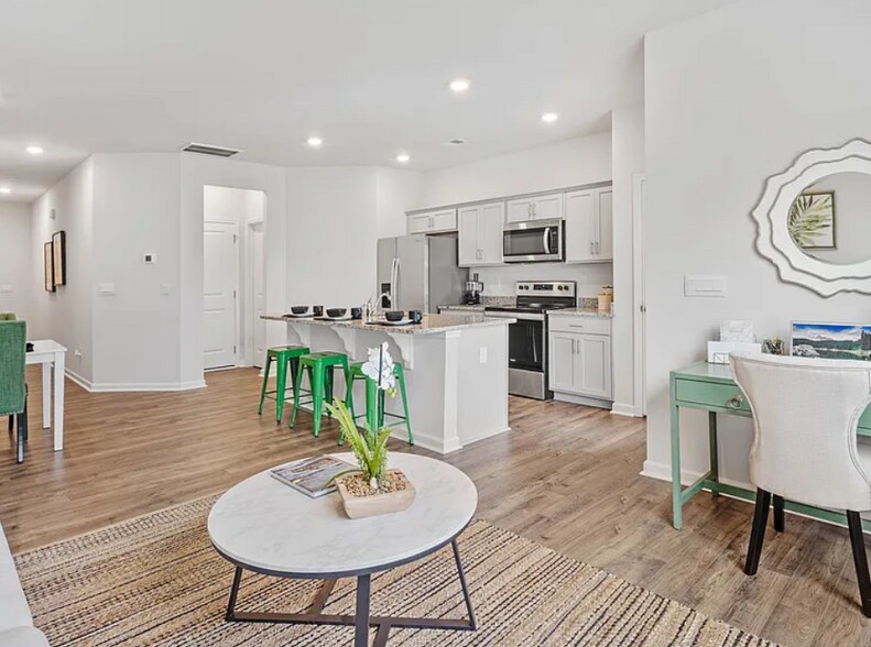 Building Photo - 784 Embark Cir