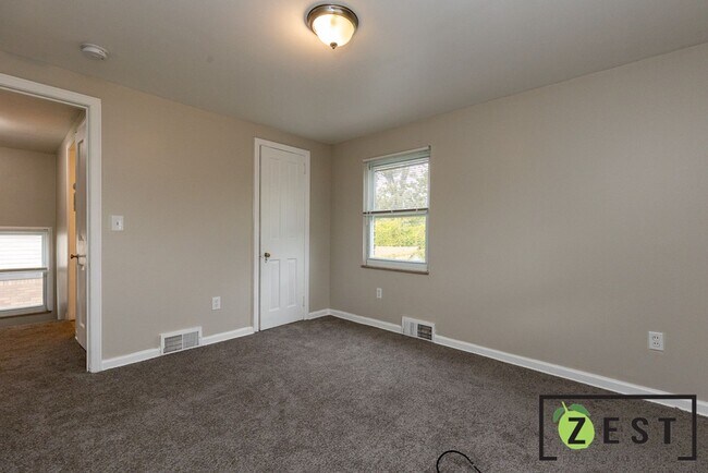 Building Photo - - BEAUTIFUL 3-BEDROOM 1 BATHROOM  April 11th 2-2:30 pm!