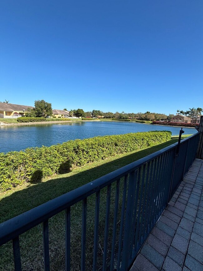 Building Photo - Beautiful 2/2 First-Floor Condo with Lake View in Homestead FREE APPLICATICATION FEE.