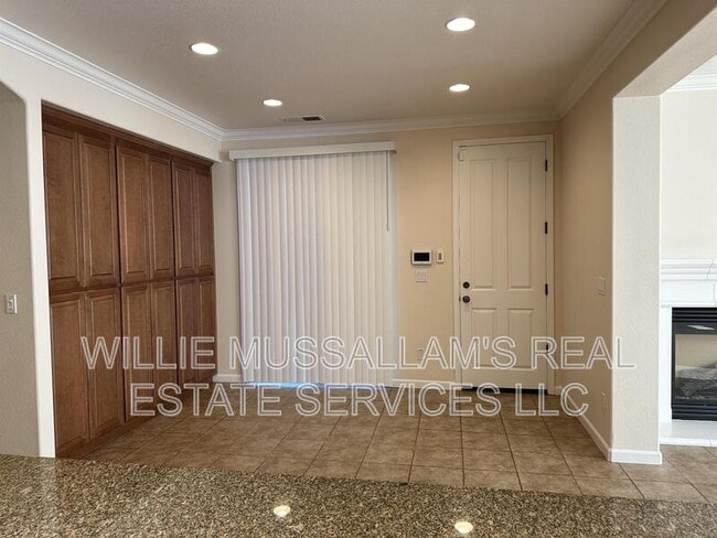 Building Photo - 604 W Sombra Way