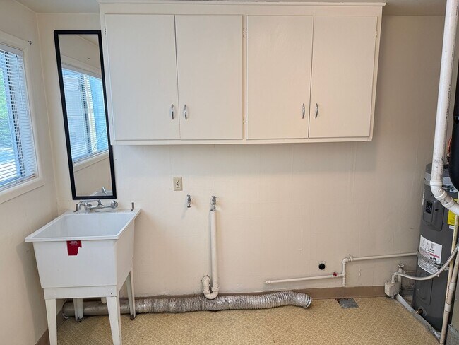 Building Photo - 3 bedroom, 1.5 bath house in Eugene!