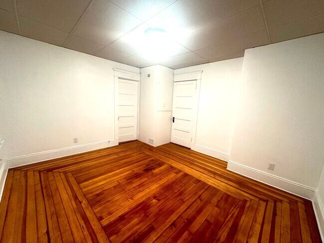 Building Photo - 19 Ellen Ave