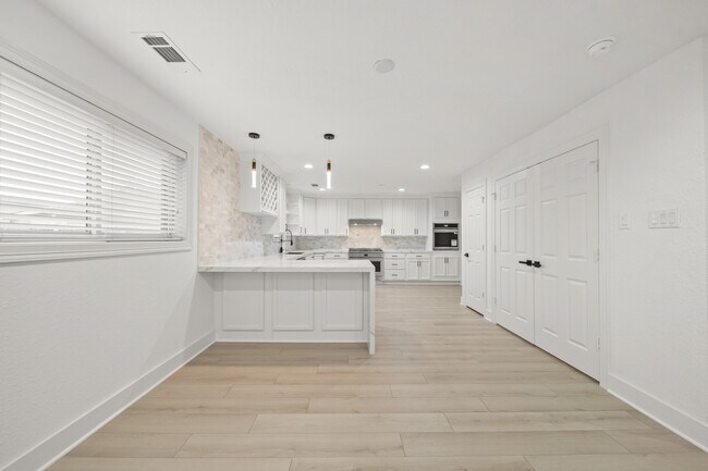 Building Photo - 6010 Rutherglenn Dr