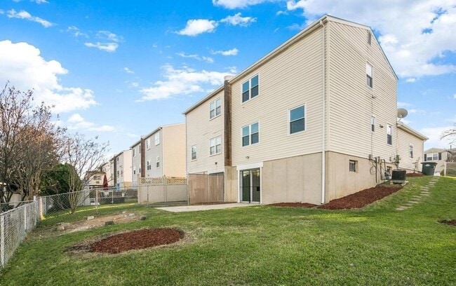 Building Photo - 4435 6th Pl NE