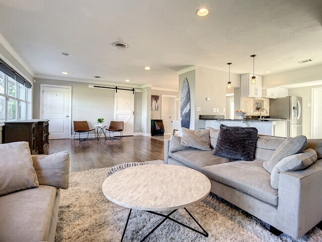 Building Photo - 762 S Beach St