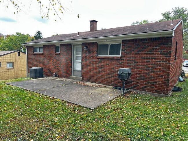 Building Photo - 3 Bed 1.5 Bath with an Additional Bedroom