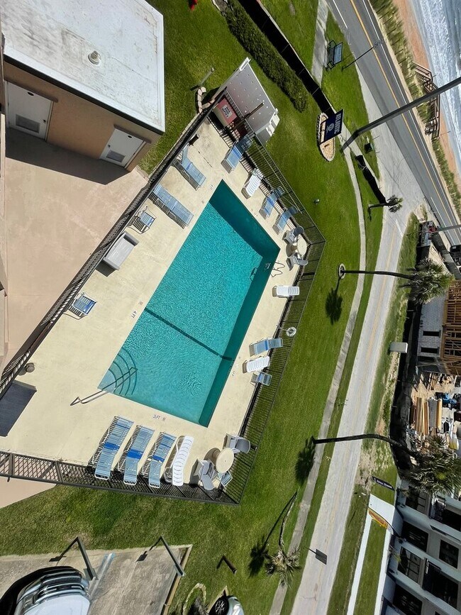 Building Photo - Ocean Front Condo in Ormond Beach