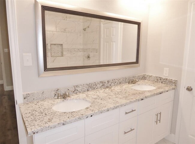 Building Photo - 8126 Glorieta Dr